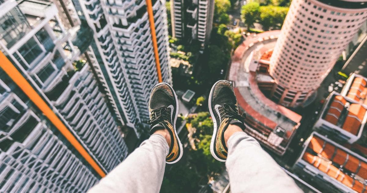 Balanca equilibrando chatbot e atendente humano no WhatsApp